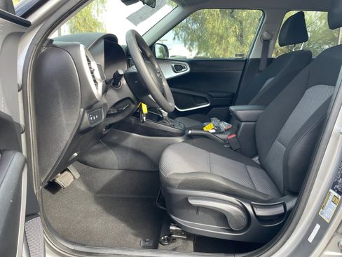 Used 2023 Kia Soul LX w/ LX Technology Package image 14