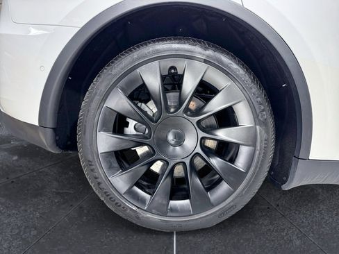 Used 2022 Tesla Model Y Long Range image 35