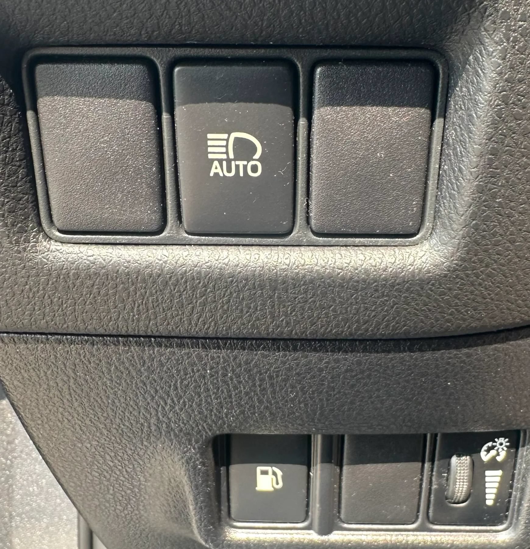 Used 2018 Toyota C-HR XLE FWD image 23
