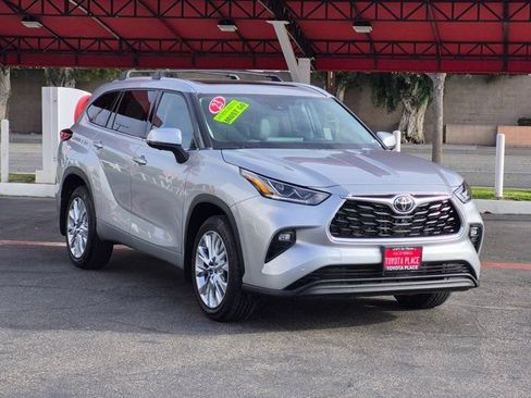Used 2023 Toyota Highlander Limited FWD image 3
