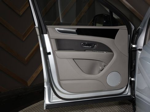 Used 2022 Bentley Bentayga image 22