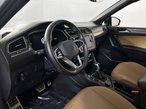 Used 2023 Volkswagen Tiguan SE R-Line image 9
