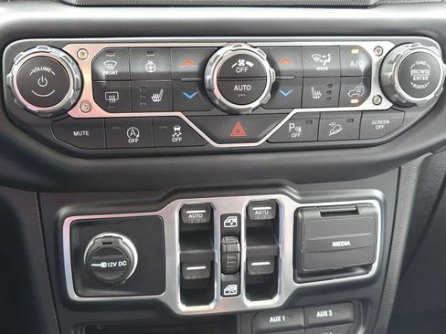 Used 2019 Jeep Wrangler Unlimited Sahara AWD/4WD image 22