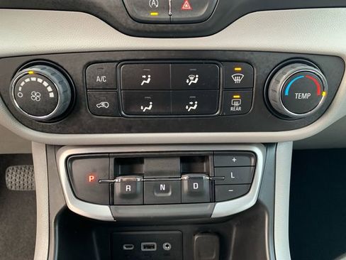 Used 2024 GMC Terrain SLE image 24