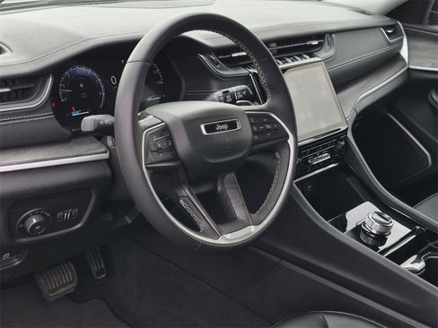 Used 2023 Jeep Grand Cherokee Limited w/ Black Appearance Package image 31