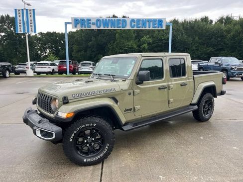Used 2025 Jeep Gladiator Sport AWD/4WD image 2