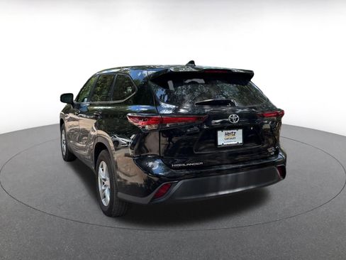 Used 2025 Toyota Highlander LE FWD image 5
