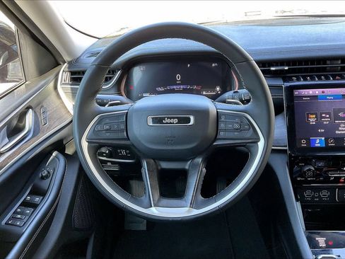 Used 2024 Jeep Grand Cherokee L Limited AWD/4WD image 9