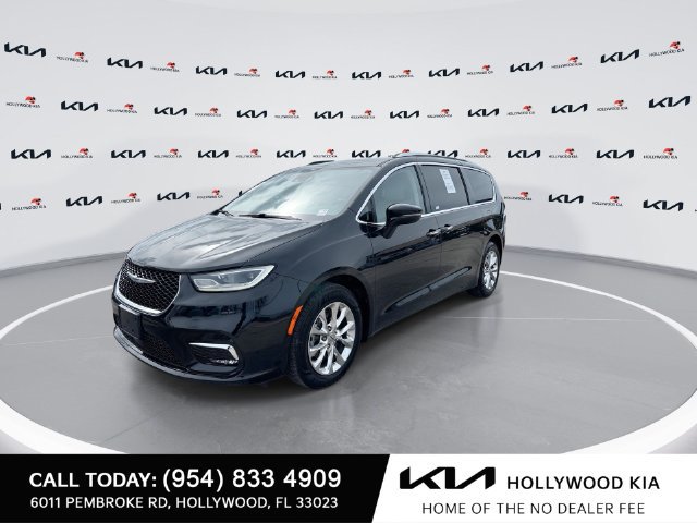 Used 2021 Chrysler Pacifica Touring-L FWD image 4
