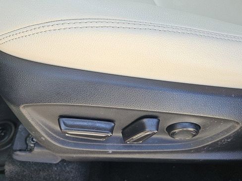 Used 2022 Toyota Corolla Cross XLE w/ Convenience Package image 21