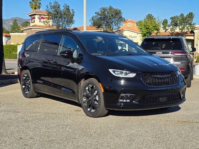 New 2026 Chrysler Pacifica Select w/ S Appearance Package