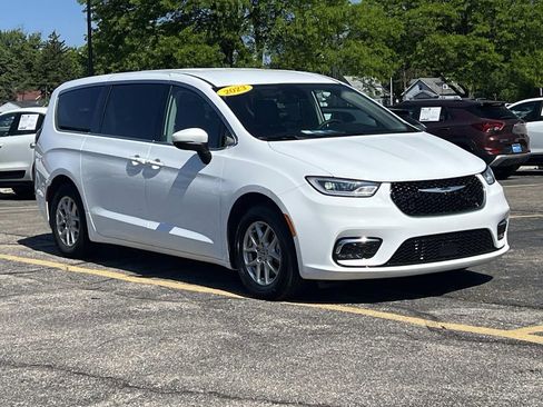 Used 2023 Chrysler Pacifica Touring-L FWD image 7