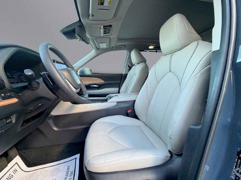 Used 2025 Toyota Grand Highlander AWD image 30