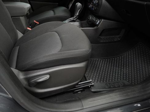 Used 2023 Jeep Renegade Latitude AWD/4WD image 49