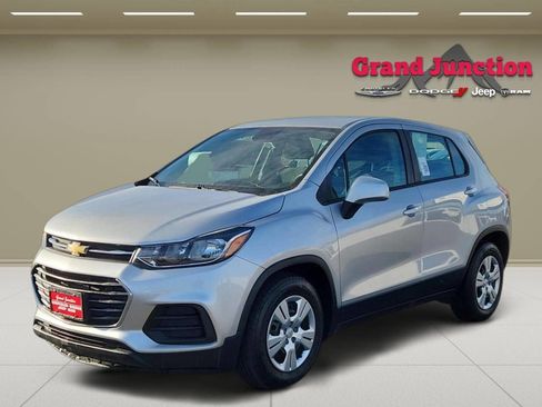Used 2018 Chevrolet Trax LS FWD image 3