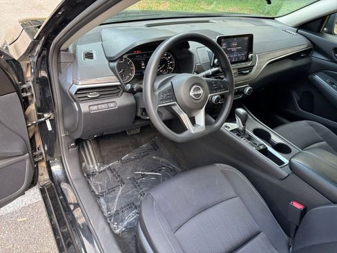Used 2025 Nissan Altima 2.5 SV FWD image 44