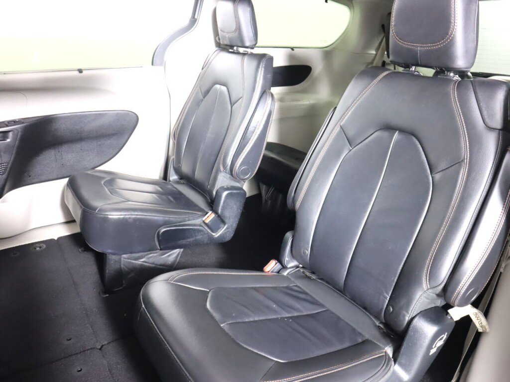 Used 2017 Chrysler Pacifica Touring-L FWD image 36