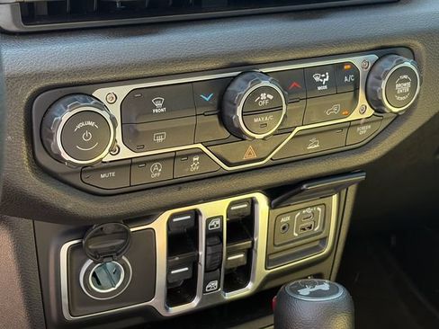 Used 2025 Jeep Wrangler Unlimited Sport AWD/4WD image 21