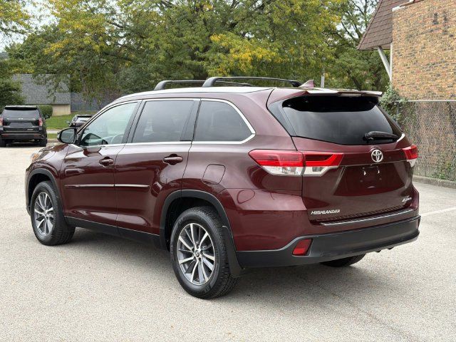 Used 2019 Toyota Highlander XLE AWD/4WD image 7