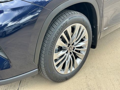 New 2026 Toyota Highlander Platinum AWD/4WD image 9
