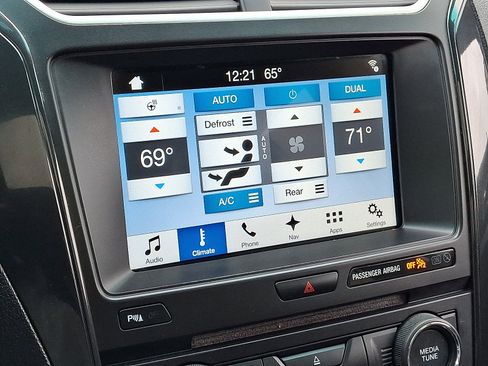 Used 2017 Ford Explorer XLT w/ Equipment Group 202A AWD/4WD image 19