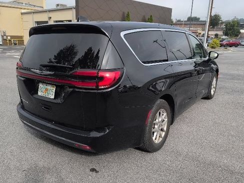 Used 2024 Chrysler Pacifica Touring-L FWD image 8