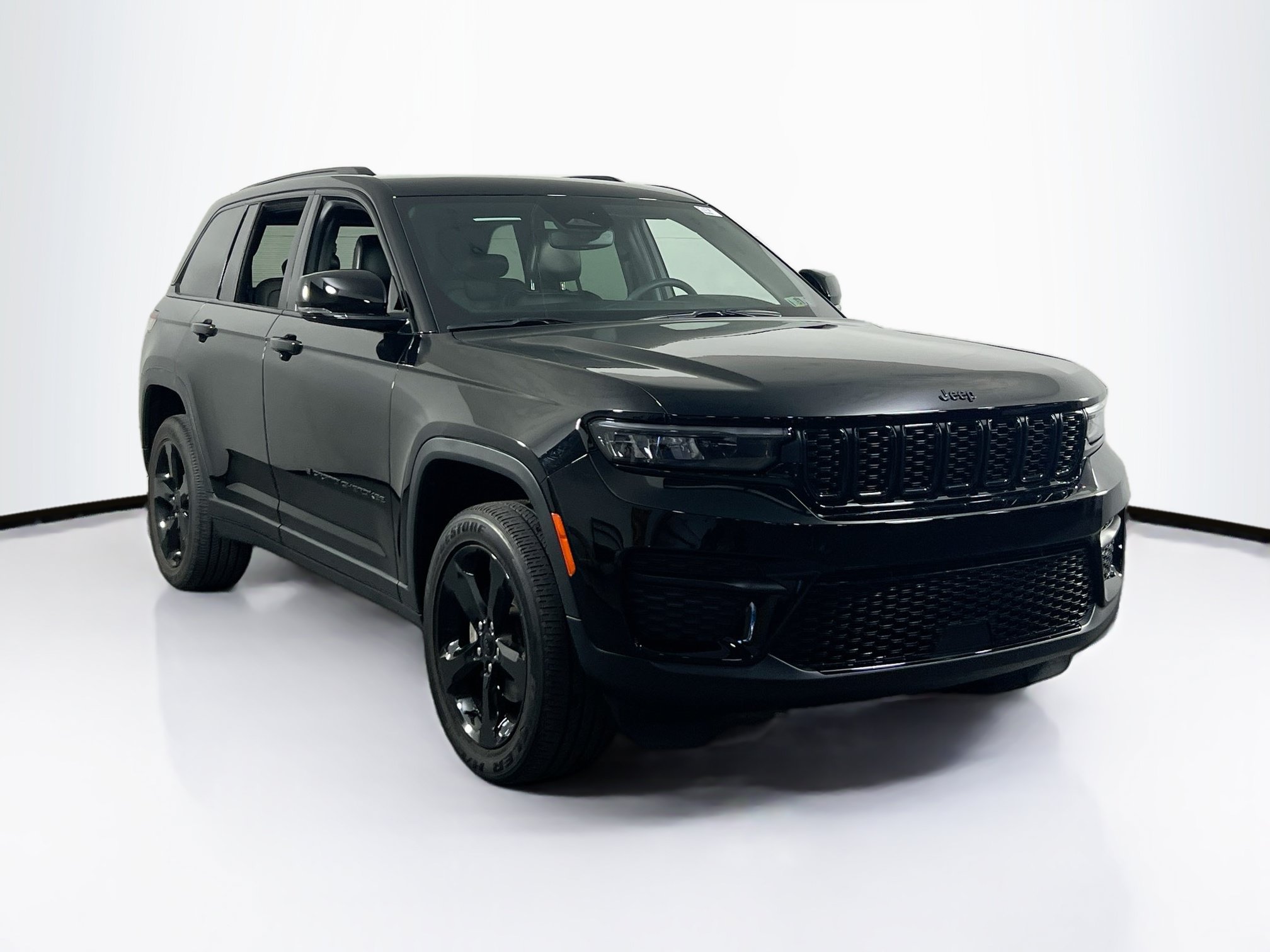 Used 2023 Jeep Grand Cherokee Altitude AWD/4WD image 3