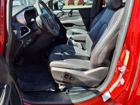 Used 2025 Chrysler Pacifica Select image 16