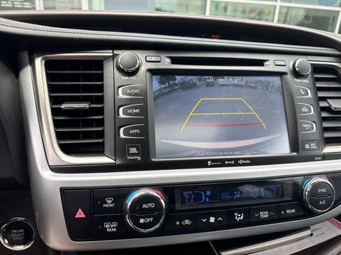 Used 2019 Toyota Highlander Limited FWD image 4