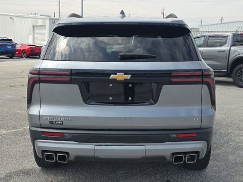Used 2024 Chevrolet Traverse LT FWD image 4