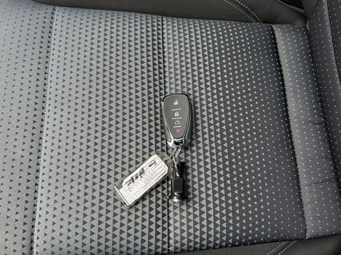 Used 2025 Chevrolet Trax LT w/ LT Convenience Package image 18