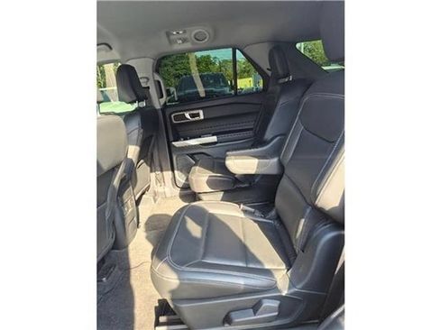 Used 2022 Ford Explorer XLT w/ Equipment Group 202A AWD/4WD image 14