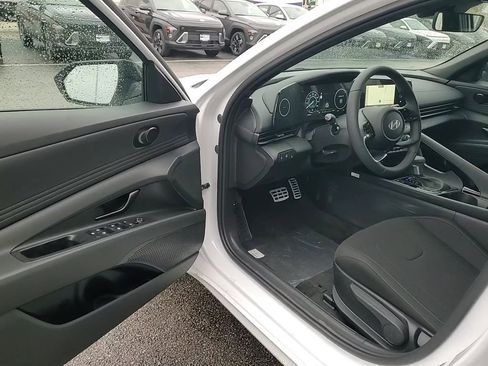 New 2025 Hyundai Elantra SEL image 12