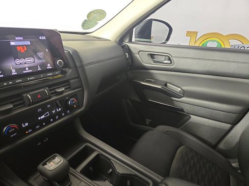 Used 2024 Nissan Pathfinder S image 23