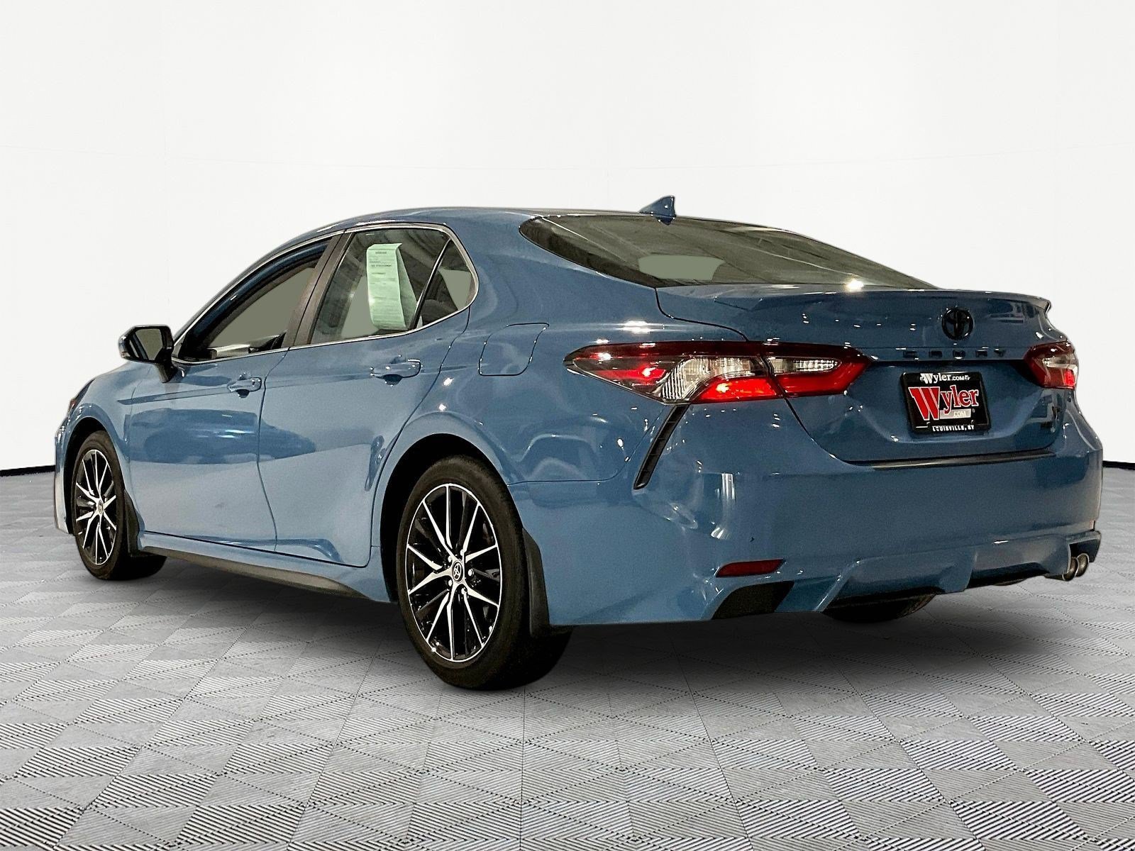 Used 2023 Toyota Camry SE w/ Cold Weather Package FWD image 4