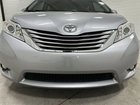 Used 2015 Toyota Sienna XLE image 10