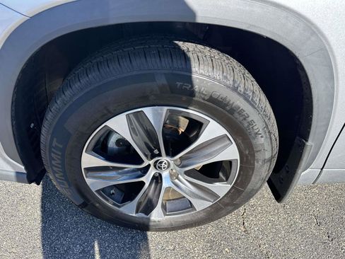 Used 2023 Toyota Highlander XLE image 7