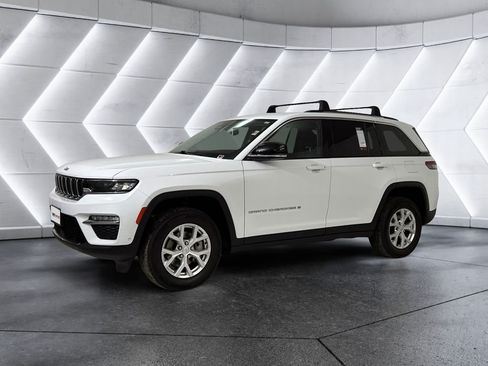 Used 2023 Jeep Grand Cherokee Limited w/ Luxury Tech Group II AWD/4WD image 3