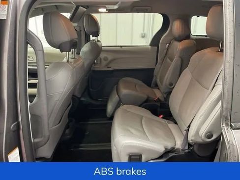 Used 2022 Toyota Sienna Limited image 12