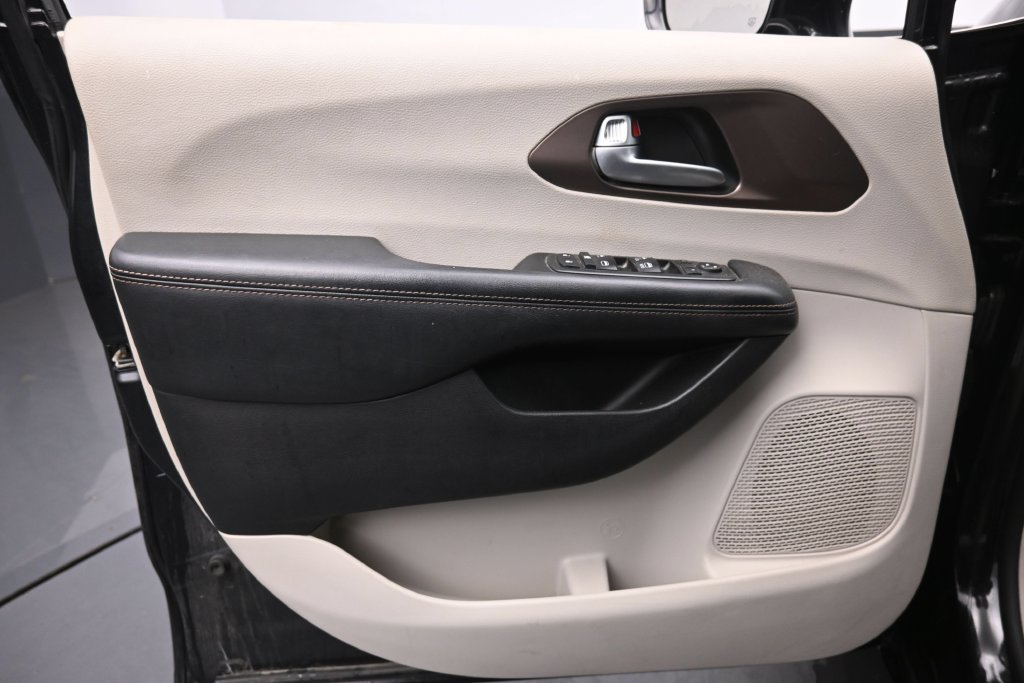 Used 2019 Chrysler Pacifica Touring-L w/ Advanced Safetytec Group FWD image 24