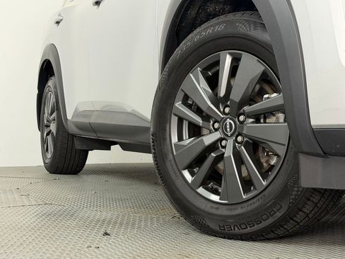 Used 2023 Nissan Pathfinder SV image 17