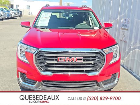 Used 2024 GMC Terrain SLE w/ Driver Convenience Package FWD image 2
