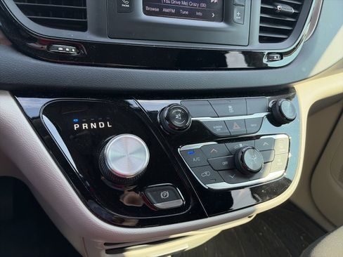 Used 2017 Chrysler Pacifica Touring FWD image 14