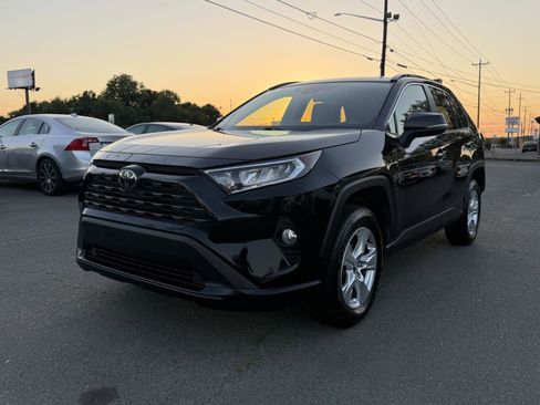 Used 2020 Toyota RAV4 XLE w/ Carpet Mat Package AWD/4WD image 3
