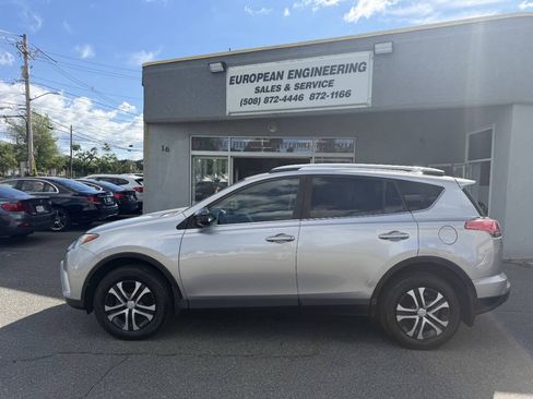 Used 2016 Toyota RAV4 LE AWD/4WD image 4