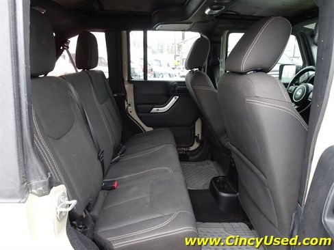 Used 2017 Jeep Wrangler Unlimited Sahara w/ Connectivity Group AWD/4WD image 13