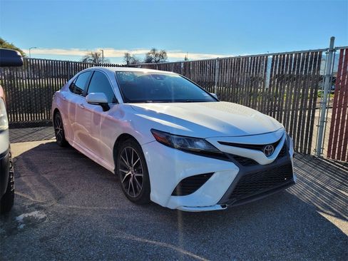 Used 2022 Toyota Camry SE image 3