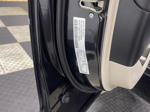 Used 2023 Chrysler Pacifica Touring-L FWD image 28