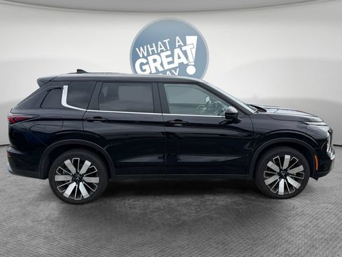 Used 2025 Mitsubishi Outlander SE FWD image 2