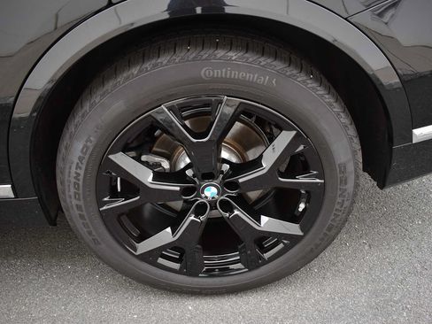 Used 2024 BMW X7 xDrive40i w/ Premium Package AWD/4WD image 9